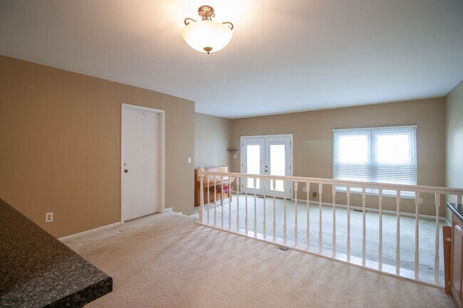 Building Photo - Gorgeous and updated 3Bd/2.5Bth townhome in the Town of Forest Hills! w/2 assigned parking space!