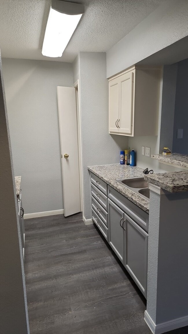 Building Photo - 11201 Lynbrook Dr