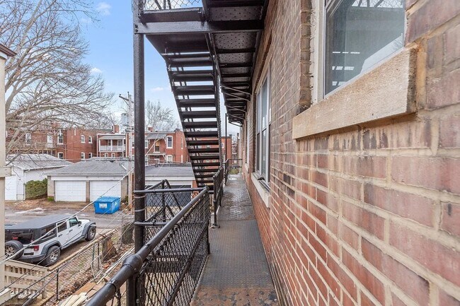 Building Photo - 3176 Gustine Ave