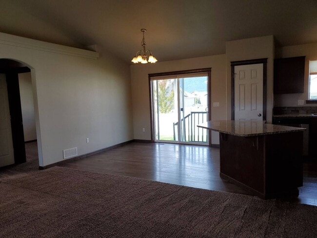 Building Photo - Lovely newer 3 bedroom 2 bath home for ren...