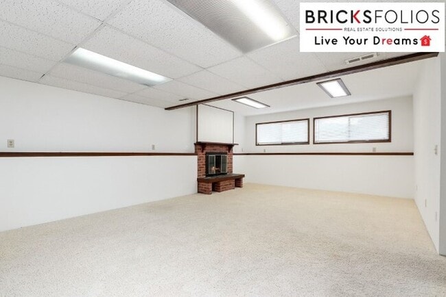 Building Photo - Redmond Gem! Live in the award-winning Lake Washington School District.