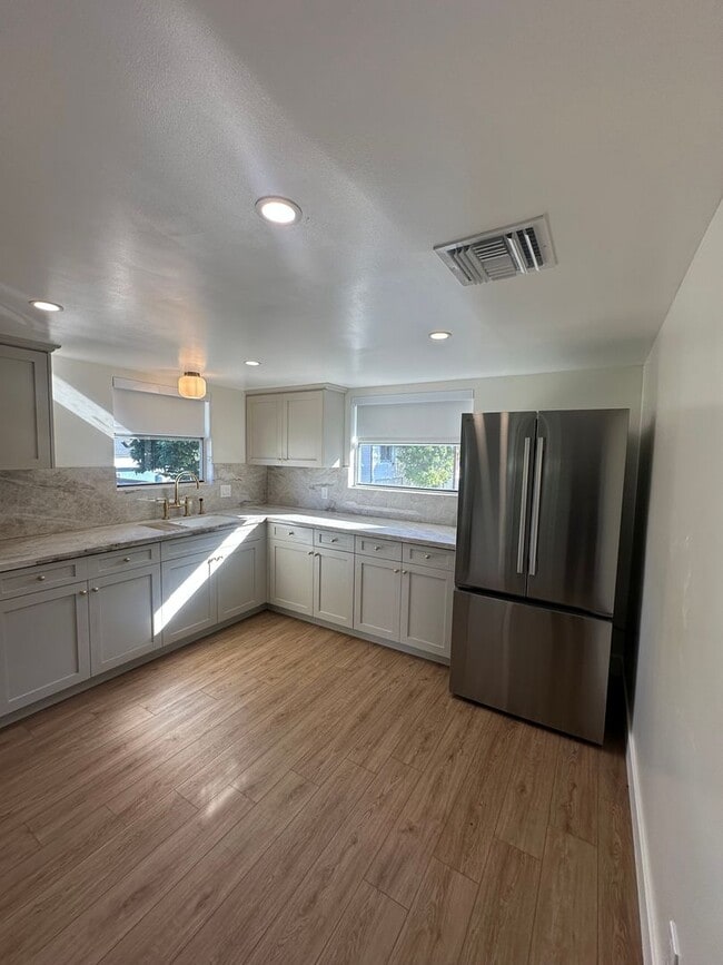 Building Photo - 335 S Grand St