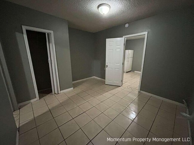 Building Photo - Cute 1/1 Duplex in Bartow! Apply for FREE This Holiday Season!