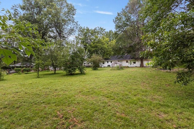 Building Photo - 301 Michael St