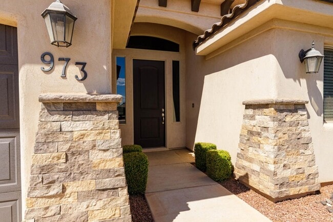 Building Photo - Beautiful 4 Bedroom Home!