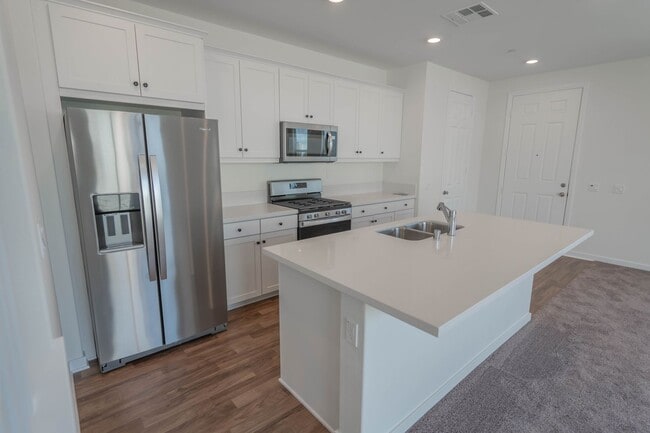 Building Photo - Five Points 3 Bedroom Home in Valencia!