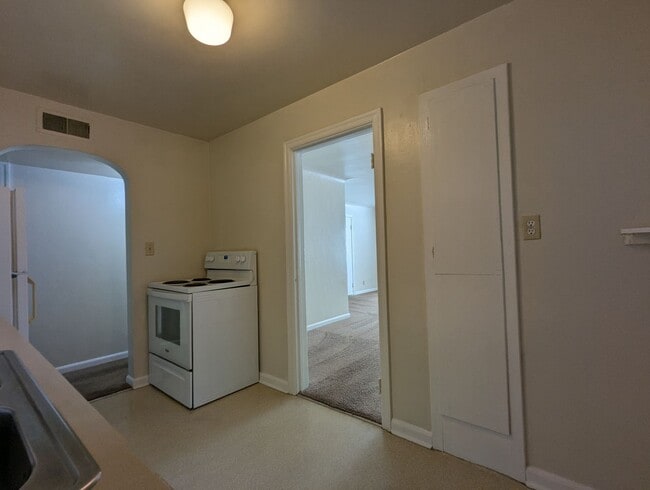 Building Photo - Nice 2 bed/1 bath located in the Whiteaker district