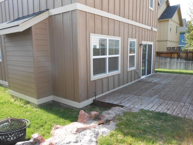 Building Photo - 1056 NE Parkview Ct