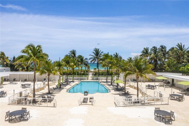 Primary Photo - 4925 Collins Ave