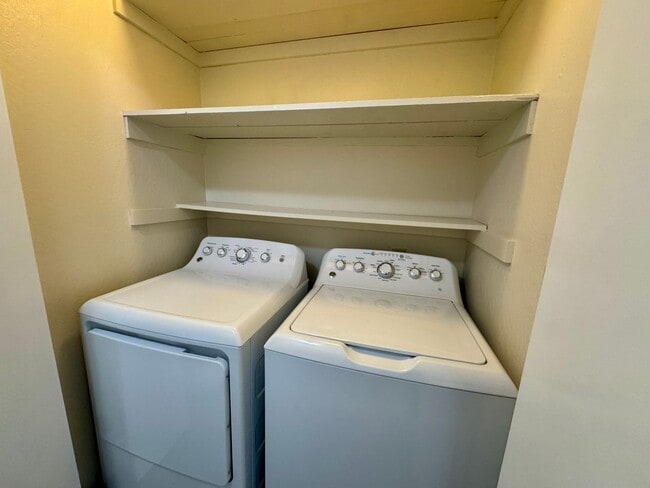 Building Photo - Upper level 2 bedroom 2 bath condo, laundry in unit!