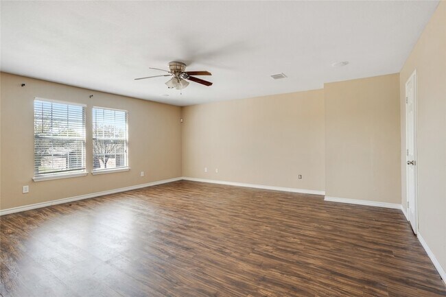 Building Photo - 1921 Southridge Ln