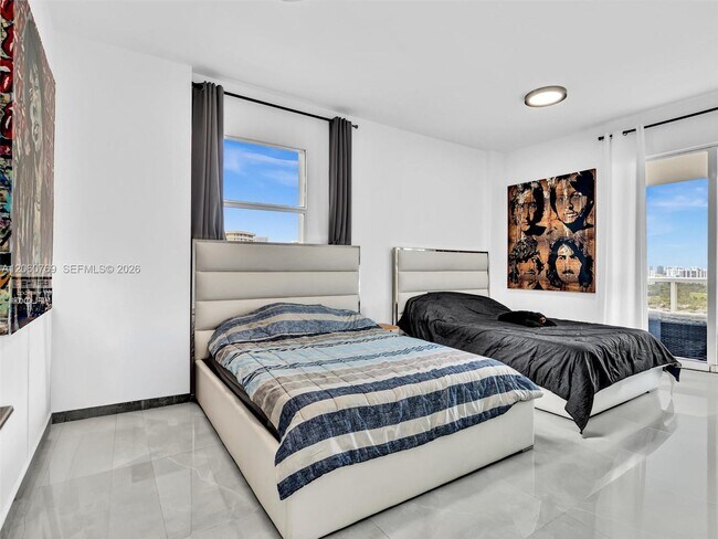 Building Photo - 3731 N Country Club Dr