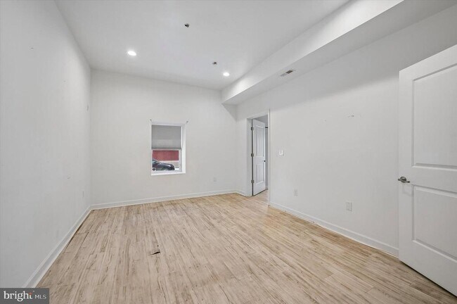 Building Photo - 980 N Marshall St