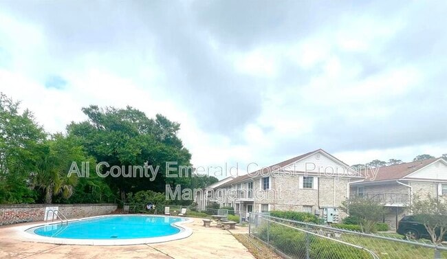 Building Photo - 105 Country Club Dr