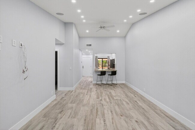 Building Photo - 3939 NE 5th Ave