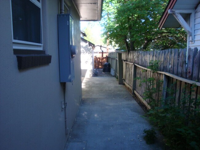 Building Photo - Charming Westside Cottage in a Premier Location