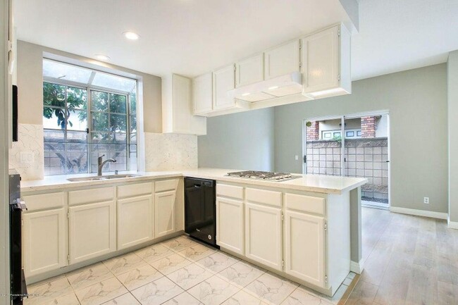 Building Photo - Spacious renovated townhouse in Arcadia fo...