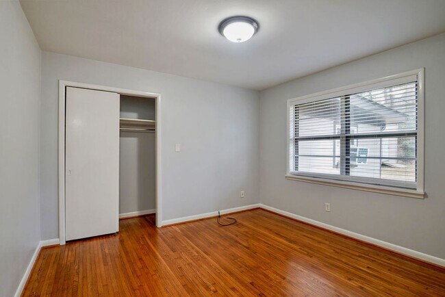 Building Photo - ?969 Oak Grove Road West Homewood!