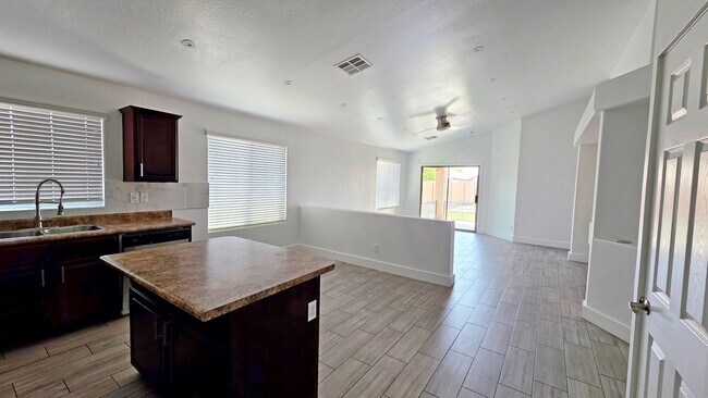 Building Photo - Upgraded 4 Bedroom 2 Bath in Grayson Square!