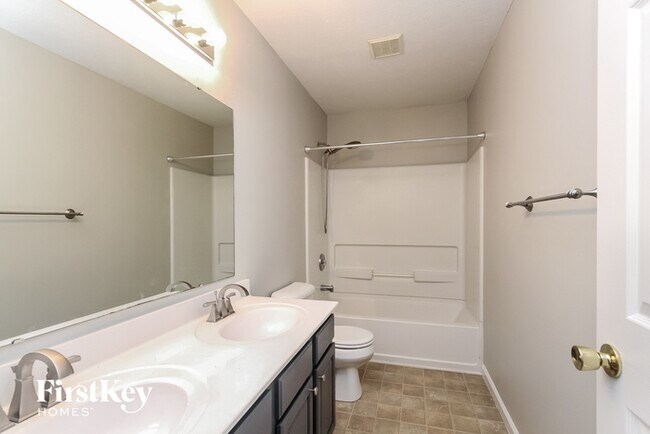 Building Photo - 5671 W Woodview Trail