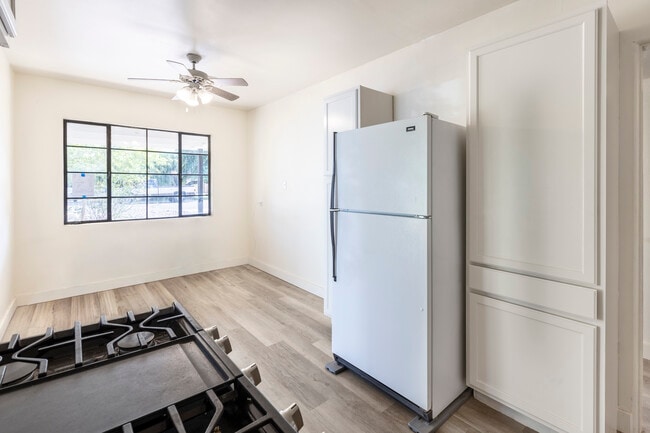 Building Photo - 1324 E Hall St