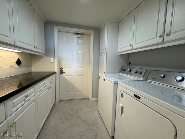 Building Photo - 6075 Pelican Bay Blvd