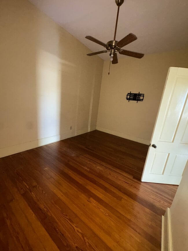 Building Photo - 131 Gallatin St