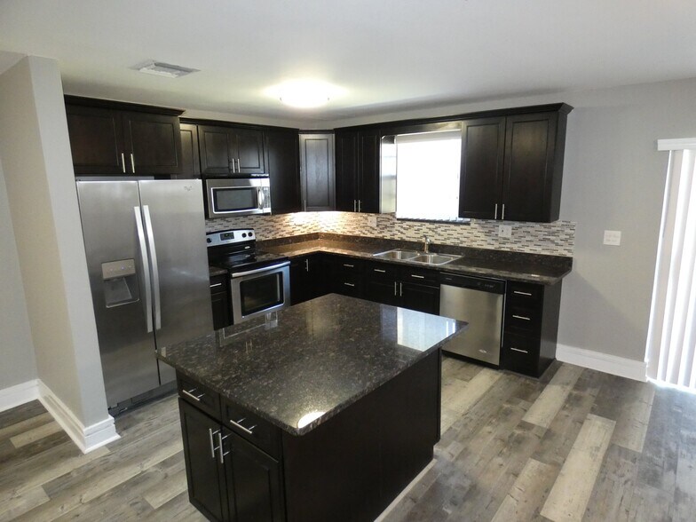 Building Photo - 14212 NE 4th Ave