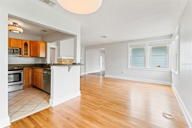 Building Photo - 205 Garden Cir N