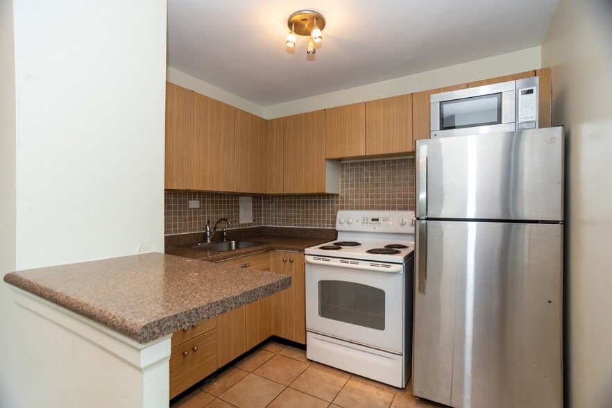 Building Photo - 5701 N Sheridan Rd