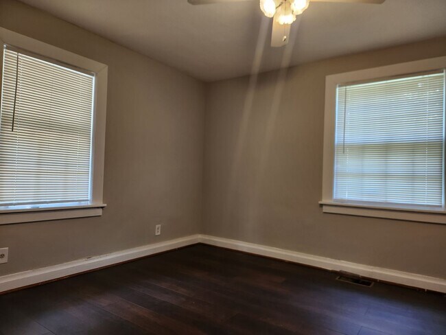 Building Photo - Charming 3-bedroom, 1.5-bathroom home located just a few blocks from Daffin Park