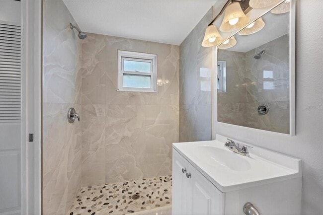 Building Photo - 880 Queen Rd