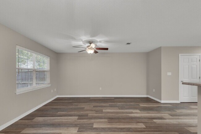 Building Photo - "Charming 2-Bed Townhouse Retreat with 2.5...