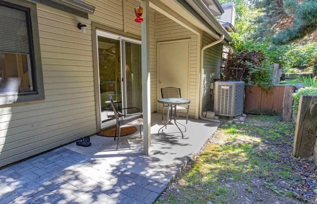 Building Photo - Private End-Unit Condo in Southeast Boise ...