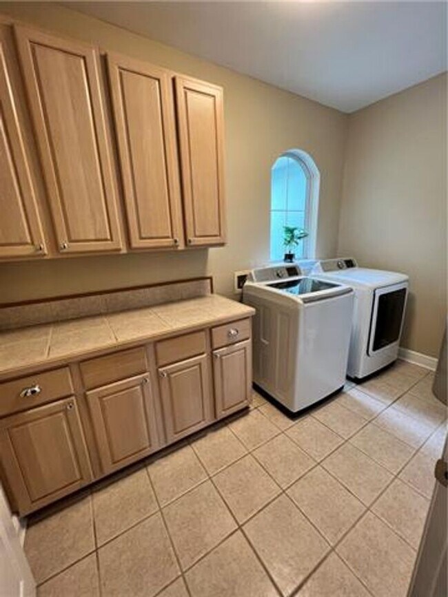 Building Photo - Beautiful and Spacious townhome in gated Clipper Estates. Three bedrooms, each with a private bat...