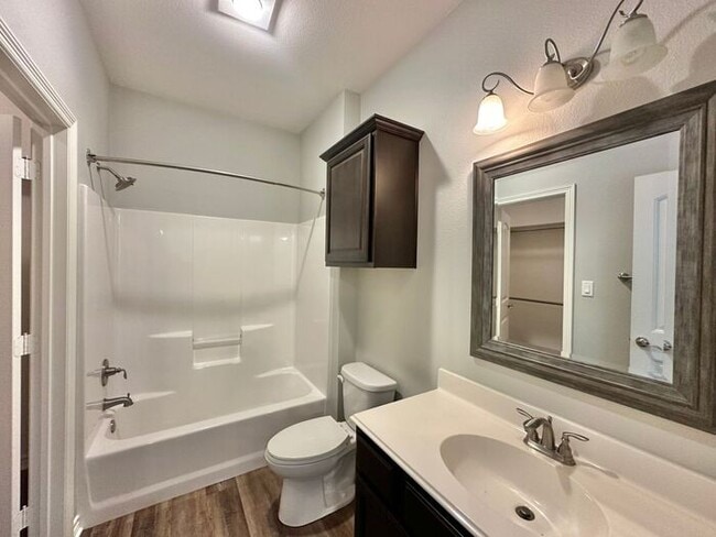 Building Photo - Available Now! 3 Bed 2 Bath in Flint!