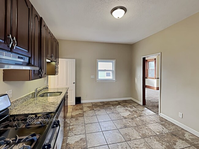 Building Photo - 424 E Park Ave