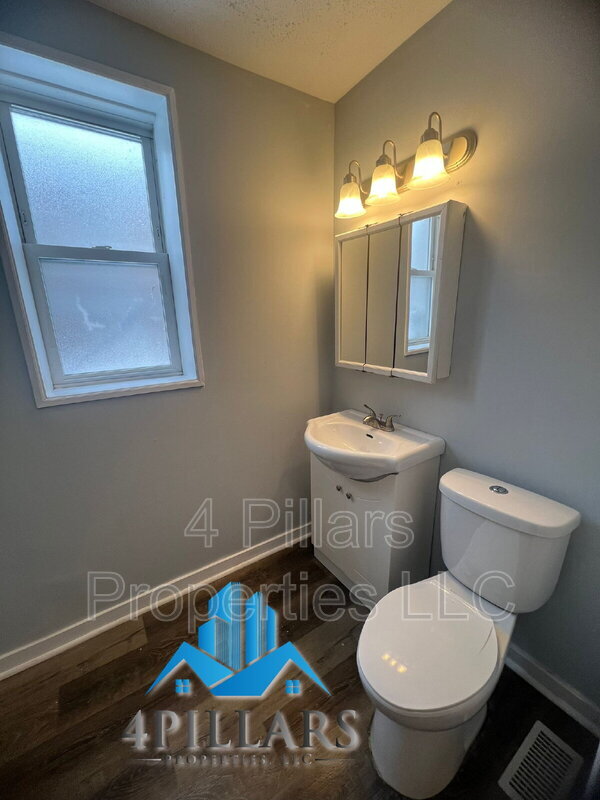 Building Photo - 1311 E Columbus Dr