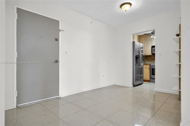 Building Photo - 3701 N Country Club Dr