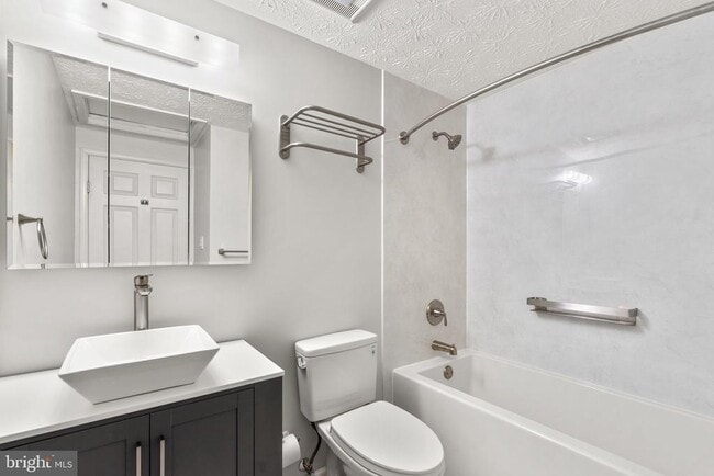 Building Photo - 15649 Mews Ct
