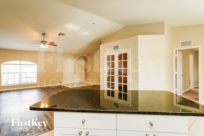 Building Photo - 2709 SW 4th Ave