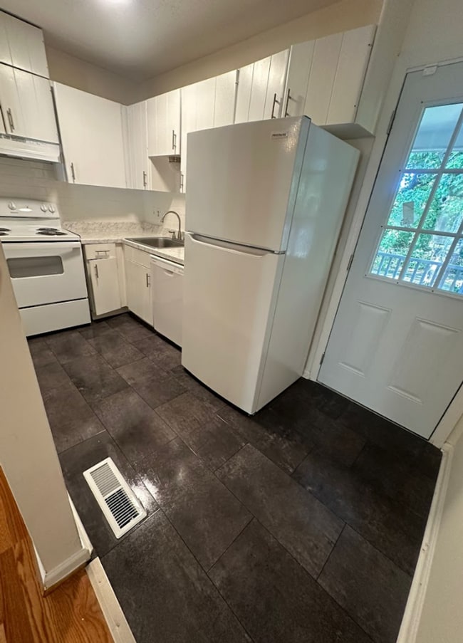 Building Photo - $350 Off First Month! Renovated 2 bed 1.5 ...