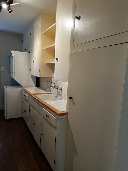 Building Photo - 6601 Meadowlawn St