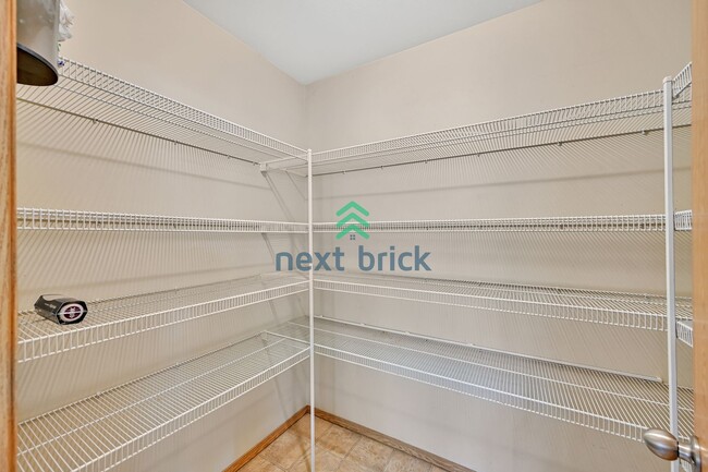Building Photo - 3 BED & 2.5 BATH TOWNHOUSE FOR RENT
