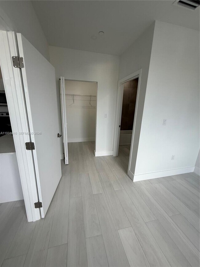 Building Photo - 1091 E 17th St