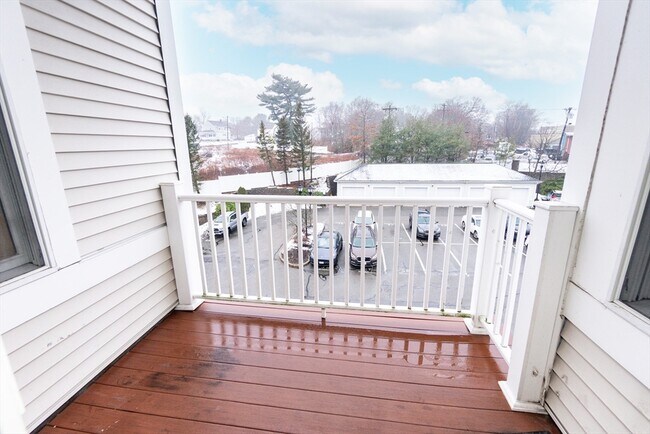 Building Photo - 614 Pond St