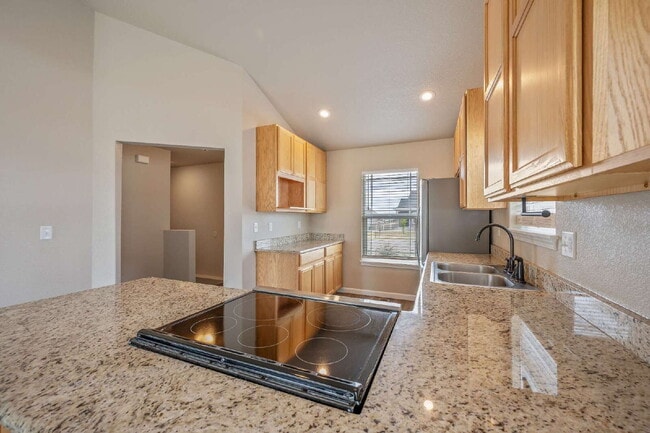 Building Photo - Like New Single Family Home!