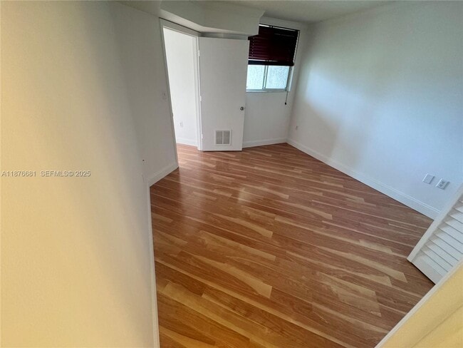 Building Photo - 102 SW 6th Ave