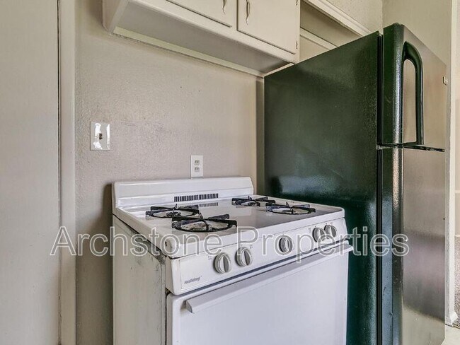 Building Photo - 2305 Mustang St