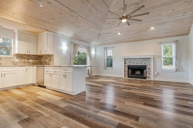 Building Photo - Beautifully Updated Home in Navarre!